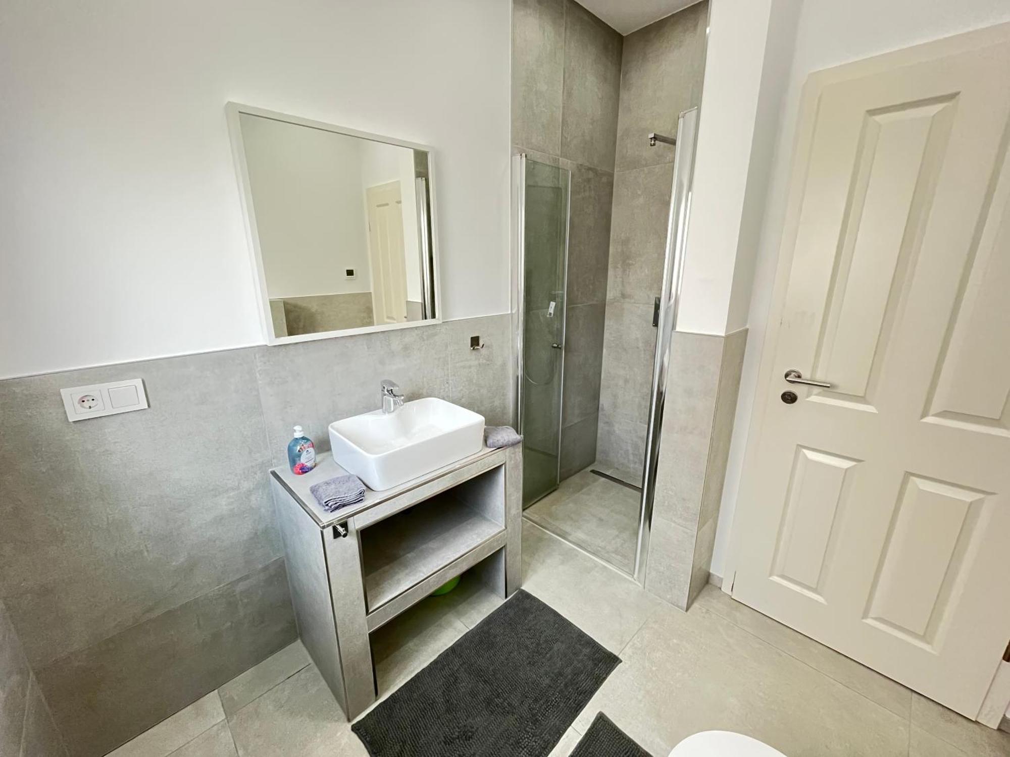 Neubau Penthouse - Mit Schoener Aussicht - 15min Von Koeln Apartment